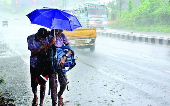 അവധി പ്രഖ്യാപനം വൈകിയതോടെ വലഞ്ഞ് വിദ്യാർത്ഥികൾ