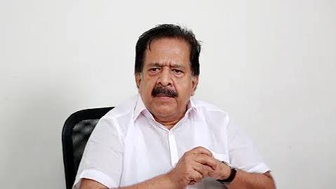 144 പൊലീസുകാരെ പിരിച്ചുവിട്ടു; നിയമസഭയിൽ തെറ്റായ വിവരങ്ങൾ നൽകി; മുഖ്യമന്ത്രിക്കെതിരെ അവകാശ ലംഘനത്തിനു നോട്ടീസ് നൽകി ചെന്നിത്തല