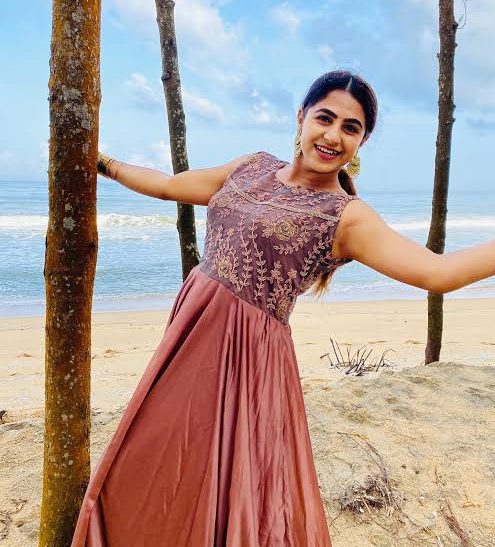 അയാൾ എന്റെ മുഖത്ത് വള ചേർത്ത് വെച്ച് പലതവണ ഇടിച്ചു, മുഖം മുറിഞ്ഞു: വെളിപ്പെടുത്തലുമായി ആ നടി