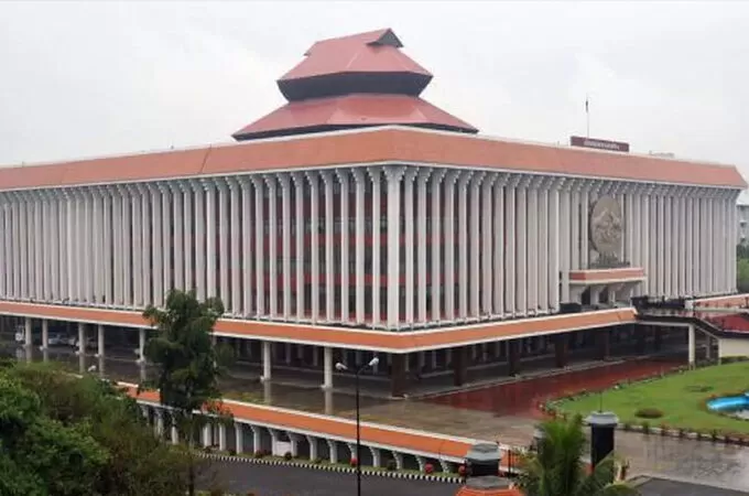 ശബരിമലയിലെ സ്വർണ്ണപ്പാളി വിവാദം:  അടിയന്തര പ്രമേയം അനുവദിച്ചില്ല, പ്രതിപക്ഷം സഭ വിട്ടിറങ്ങി :