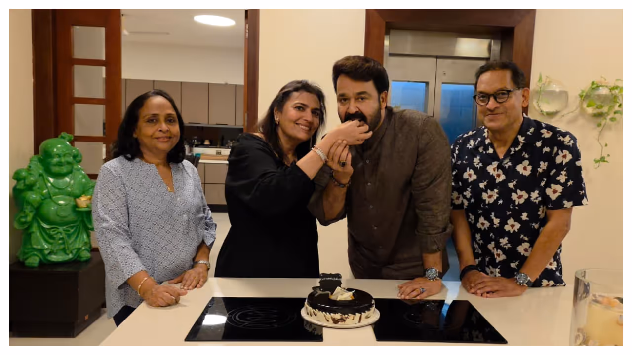 ഫാൽക്കെ പുരസ്കാരം നിറവിൽ ഭാര്യയുമായി മധുരം പങ്കുവെച്ച് മോഹൻലാൽ 
