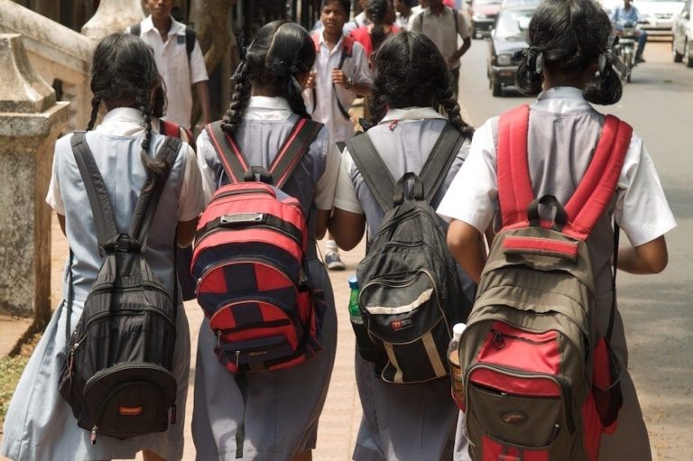 India-school-bags-cause-pain-2