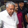 മാധ്യമങ്ങൾക്ക് മുഖം കൊടുക്കാതെ പിണറായി; ഔദ്യോഗിക വാഹനവും അകമ്പടിയും ഉപേക്ഷിച്ചു